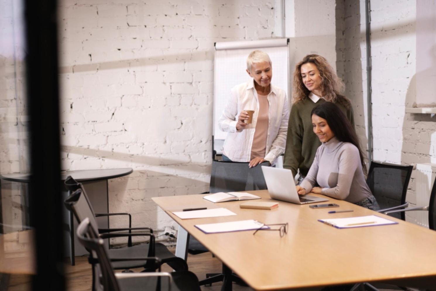 Session de formation en analyse financière avec participants engagés